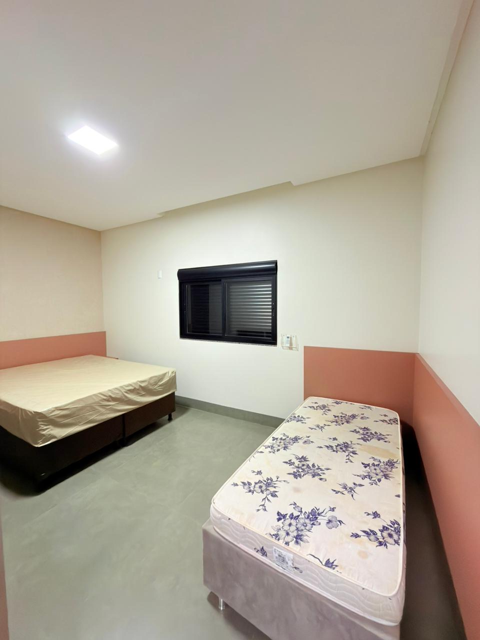 Suíte com cama de casal e solteiro