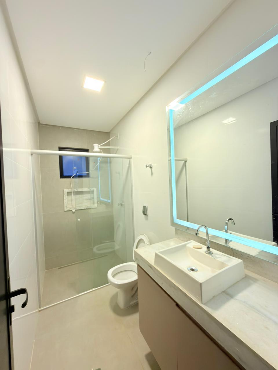Banheiro com espelho LED