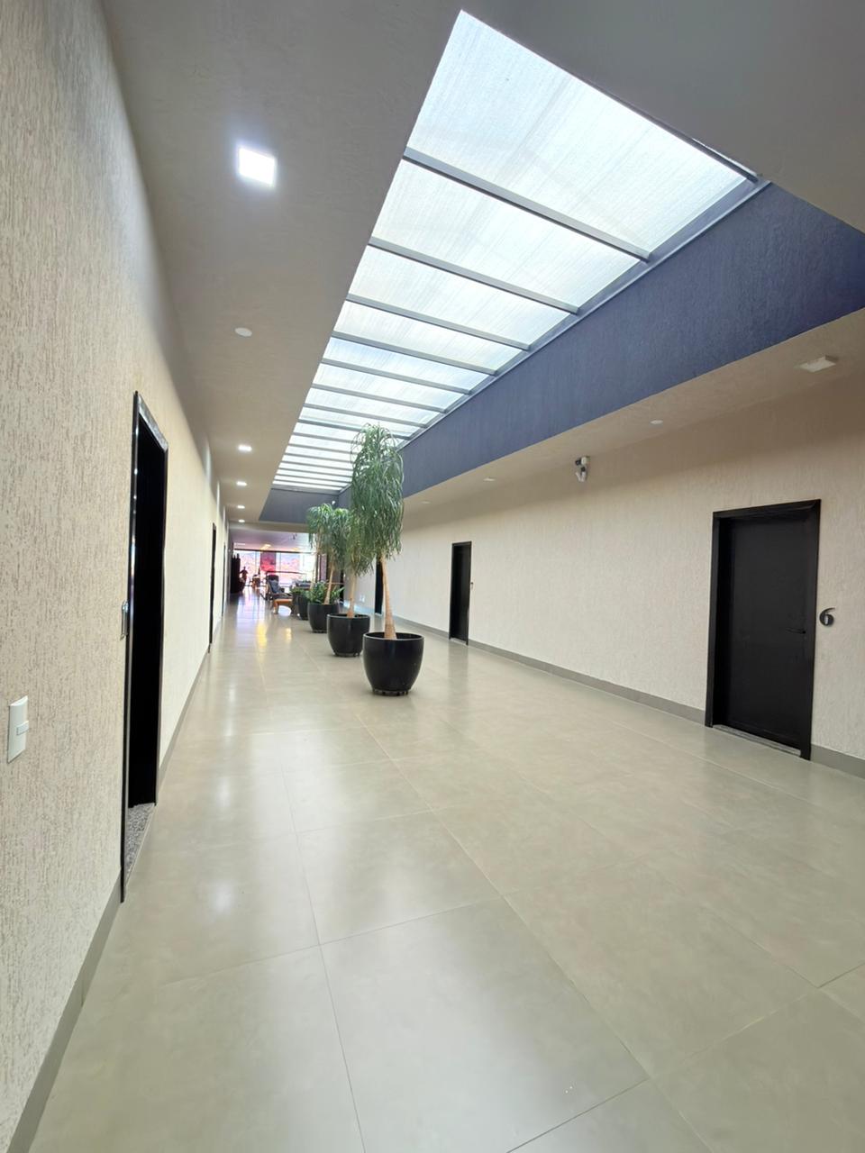 Corredor com claraboia ao entardecer