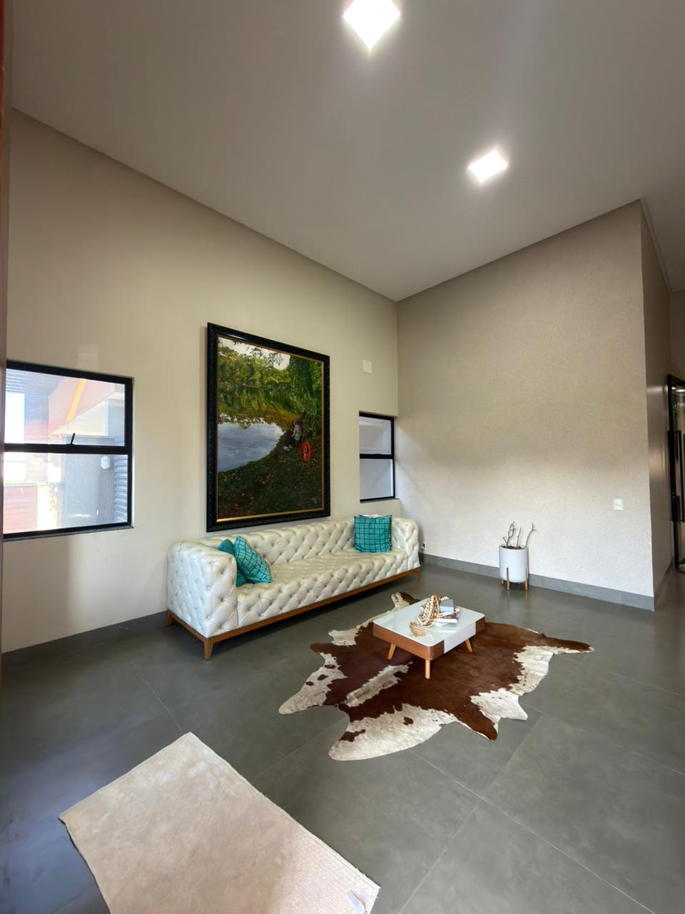Sala com tela de projeção