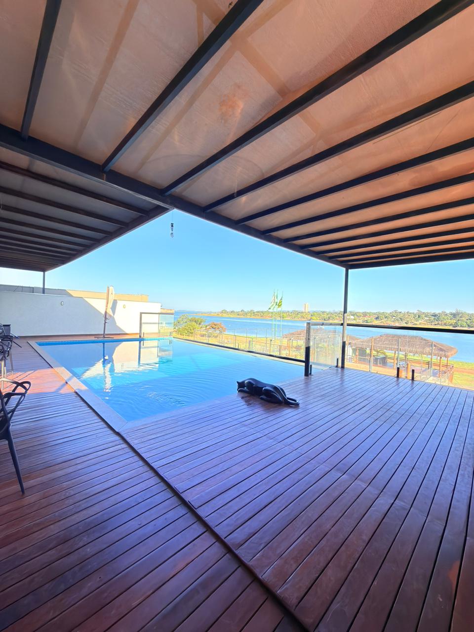 Piscina infinity com vista para o lago