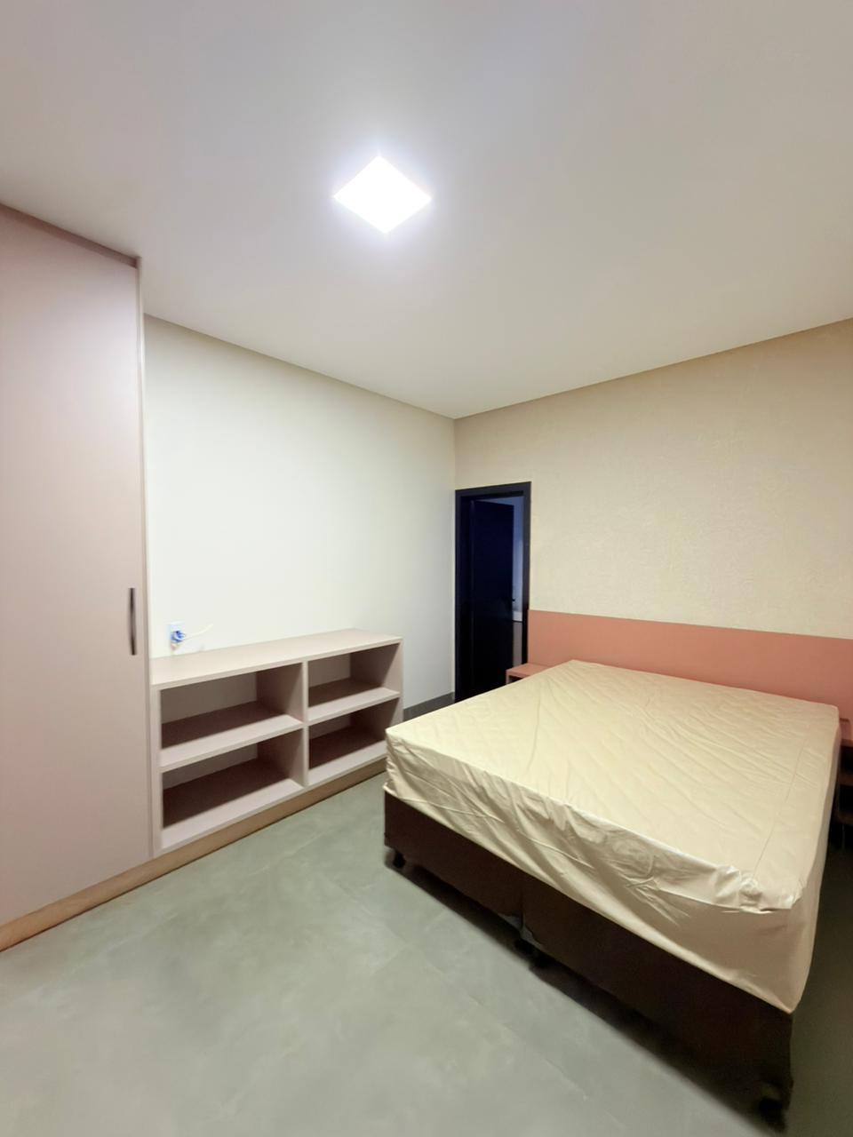 Quarto com cama de casal